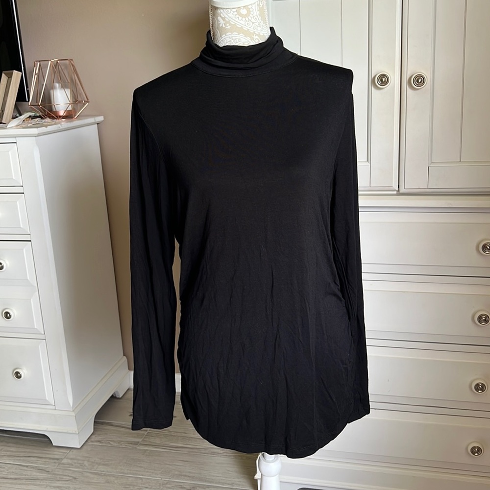 • Investments black lightweight turtle neck top, L •